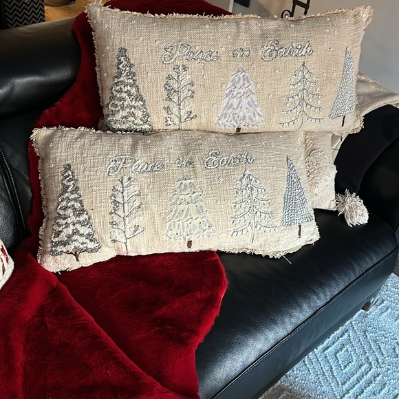 Two holiday winter accent pillows - Picture 14 of 14